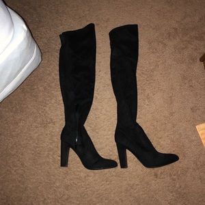 BLACK THIGH HIGH HEELED BOOTS
